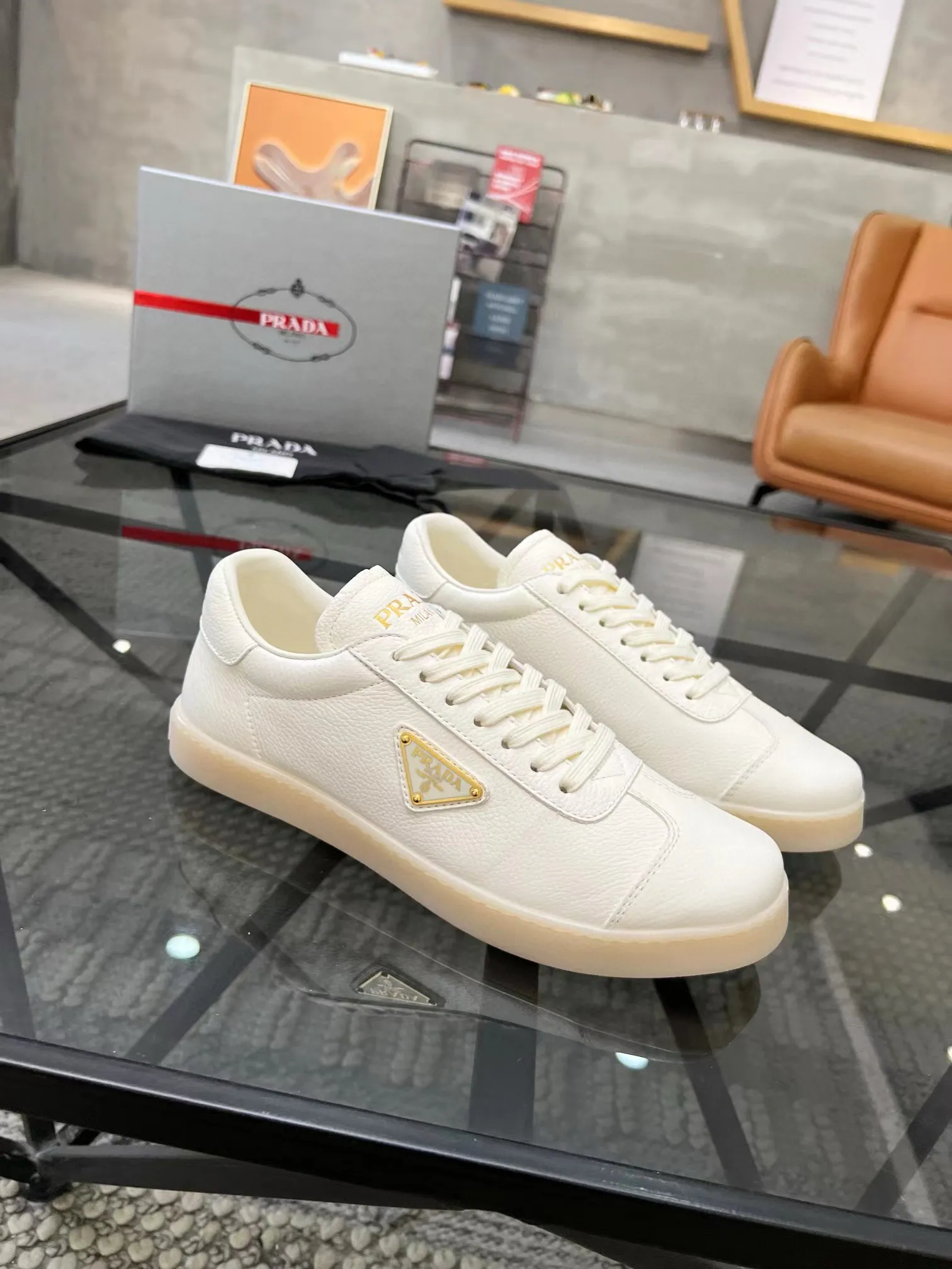 Factory price: 400💰Prada new men's leather sports shoes, the highest version on the market, any comparison is welcome🆚! The original leather has excellent texture and is super high-end! Fetal sheep net lining imported from Italy, removable pad! Luxurious materials and fine workmanship, highly recommended! Code number: 38-44, customized 45
